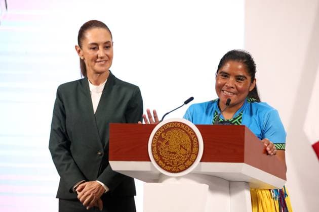 MexicoÃ¢â‚¬â ¢s President Claudia Sheinbaum Pardo is seen behind while Raramuri athlete MaroÂ­a Lorena RamoÂ­rez Nahueachi speaks during a press conference about the Mexico Imparable Half Marathon a series of races in four destinations at the National Palace. on August 22, 2025, in Mexico City, Mexico. Mexico City Mexico - ZUMAe321 20250822_zia_e321_008 Copyright: xLuisxBarronx