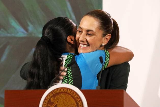 MexicoÃ¢â‚¬â ¢s President Claudia Sheinbaum Pardo hugs Raramuri athlete MaroÂ­a Lorena RamoÂ­rez Nahueachi during a press conference where talk about the Mexico Imparable Half Marathon a series of races in four destinations at the National Palace. on August 22, 2025, in Mexico City, Mexico. Mexico City Mexico - ZUMAe321 20250822_zia_e321_013 Copyright: xLuisxBarronx