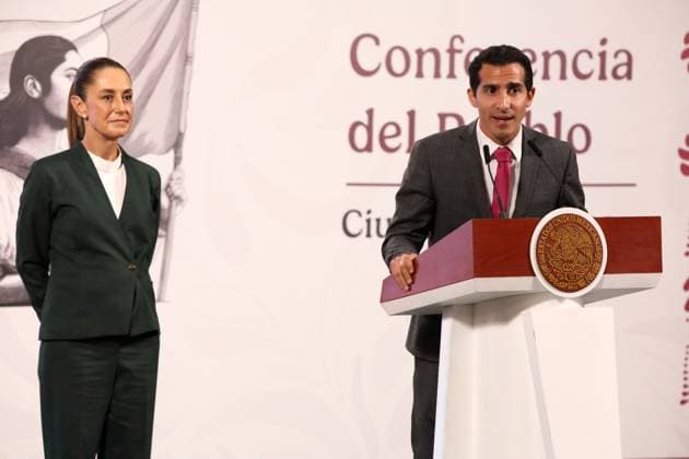 MexicoÃ¢â‚¬â ¢s President Claudia Sheinbaum Pardo is seen behind while Director of the National Commission for Physical Culture and Sport (CONADE), Rommel Pacheco speaks during a press conference about the Mexico Imparable Half Marathon a series of races in four destinations at the National Palace. on August 22, 2025, in Mexico City, Mexico. Mexico City Mexico - ZUMAe321 20250822_zia_e321_017 Copyright: xLuisxBarronx