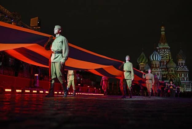 Russia Military Music Festival 8986630 22.08.2025 Participants perform during an opening ceremony of the Spasskaya Tower international military music festival in Red Square in Moscow, Russia. Vladimir Astapkovich Sputnik Moscow Russia  Copyright: xVladimirxAstapkovichx
