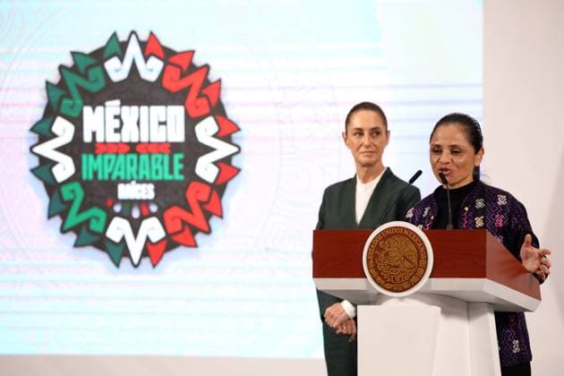Mexico™s President Claudia Sheinbaum News Conference Mexico™s President Claudia Sheinbaum Pardo is seen behind while marathon runner Mirna De la Cruz Alvarez speaks during a press conference about the Mexico Imparable Half Marathon a series of races in four destinations at the National Palace. on August 22, 2025, in Mexico City, Mexico. Mexico City CDMX Mexico Copyright: xLuisxBarronx