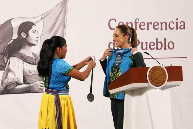 Mexico™s President Claudia Sheinbaum News Conference Mexico™s President Claudia Sheinbaum Pardo receives a medal by Raramuri athlete Maria Lorena Ramirez Nahueachi during a press conference where talk about the Mexico Imparable Half Marathon a series of races in four destinations at the National Palace. on August 22, 2025, in Mexico City, Mexico. Mexico City CDMX Mexico Copyright: xLuisxBarronx