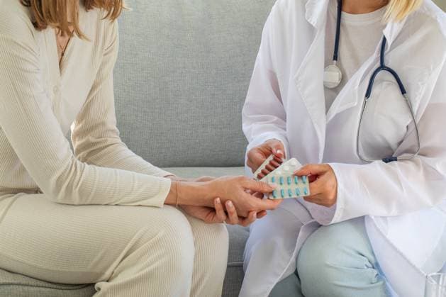 Weiblicher Arzt berät eine kaukasische Patientin bei der Medikationsberatung Weiblicher Arzt berät eine kaukasische Patientin bei der Medikationsberatung (License=RF) ,model released, Symbolfoto Copyright: xZoonar.com ViktoriiaxPopovax 23856220 ,model released, Symbolfoto ,property released