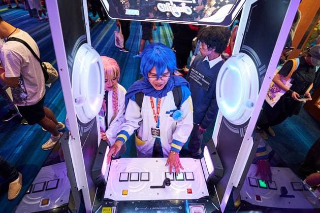 August 22, 2025, Toronto, On, Canada: Convention-goers in cosplay play arcade games on the second day of the annual Fan Expo convention in Toronto, on Friday, Aug. 22, 2025. Toronto Canada  - ZUMAc35_ 20250822_zaf_c35_145 Copyright: xSammyxKoganx