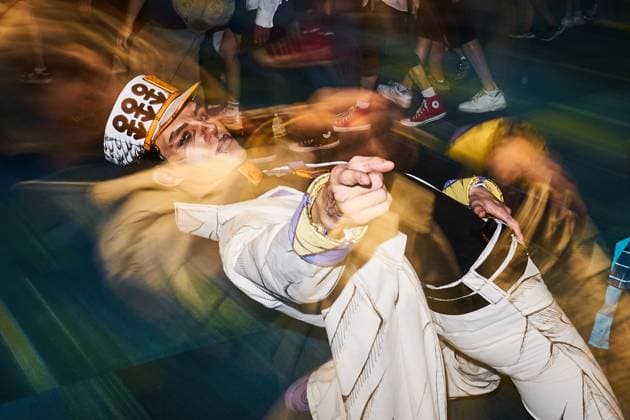 August 22, 2025, Toronto, On, Canada: In cosplay as Jotaro Kujo from Jojo s Bizarre Adventure, Mathew Mielczarek teaches a pose to convention-goers on the second day of the annual Fan Expo convention in Toronto, on Friday, Aug. 22, 2025. Toronto Canada  - ZUMAc35_ 20250822_zaf_c35_161 Copyright: xSammyxKoganx