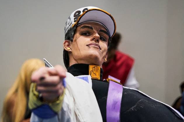 August 22, 2025, Toronto, On, Canada: In cosplay as Jotaro Kujo from Jojo s Bizarre Adventure, Mathew Mielczarek teaches a pose to convention-goers on the second day of the annual Fan Expo convention in Toronto, on Friday, Aug. 22, 2025. Toronto Canada  - ZUMAc35_ 20250822_zaf_c35_162 Copyright: xSammyxKoganx
