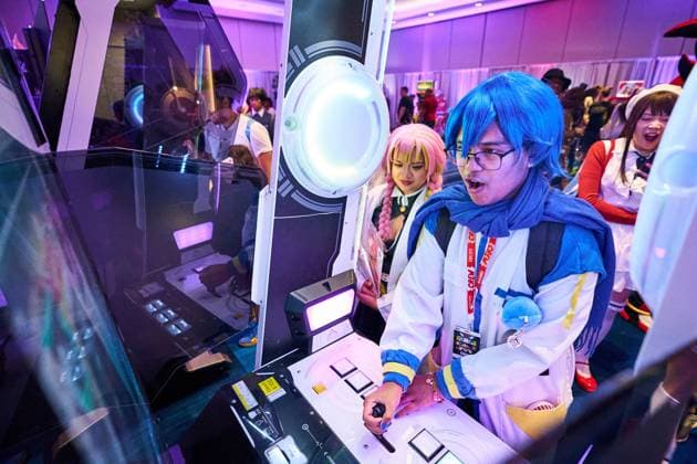 August 22, 2025, Toronto, On, Canada: Convention-goers in cosplay play arcade games on the second day of the annual Fan Expo convention in Toronto, on Friday, Aug. 22, 2025. Toronto Canada  - ZUMAc35_ 20250822_zaf_c35_166 Copyright: xSammyxKoganx
