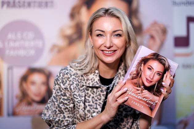 Schlagersängerin Anna-Carina Woitschack auf deutschlandweiter Autogrammstunden-Tour anlässlich der Veröffentlichung ihres Albums Abenteuerlust im Allee-Center in Essen. Essen, 22.08.2025 NRW Deutschland *** Pop singer Anna Carina Woitschack on a Germany-wide autograph signing tour to mark the release of her album Abenteuerlust at the Allee Center in Essen Essen, 22 08 2025 NRW Germany Copyright: xChristophxHardtx