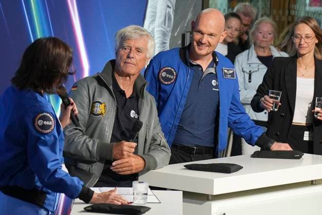 Bundesregierung, Tag der Offenen Tuer 2025, Bundesministerium für Forschung, Technologie und Raumfahrt (BMFTR) Dorothee Baer gemeinsam im Buehnengespraech mit dem ehemaligen Astronaut Ulf Merbold und Astronaut Alexander Gerst im Bundesministerium fuer Forschung, Technologie und Raumfahrt (BMFTR) beim Tag der Offenen Tuer der Bundesregierung 2025, Berlin, 23.08.2025 Berlin Berlin Deutschland *** Federal Government, Open Day 2025, Federal Ministry of Research, Technology and Space BMFTR Dorothee Baer together with former astronaut Ulf Merbold and astronaut Alexander Gerst at the Federal Ministry of Research, Technology and Space BMFTR at the Open Day of the Federal Government 2025, Berlin, 23 08 2025 Berlin Berlin Germany