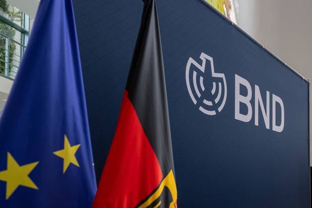 Tag der offenen Tür 2025 im Bundeskanzleramt, Berlin, 23.08.2025 Detailansicht des Informationsstands des Bundesnachrichtendienstes (BND) im Bundeskanzleramt in Berlin während des Tags der offenen Tür der Bundesregierung. Vor dem blauen Hintergrund mit BND-Logo stehen eine Deutschlandflagge und eine Europaflagge. Tiergarten Berlin Deutschland *** Open Day 2025 at the Federal Chancellery, Berlin, 23 08 2025 Detailed view of the information stand of the Federal Intelligence Service BND at the Federal Chancellery in Berlin during the Open Day of the Federal Government Against the blue background with the BND logo are a German flag and a European flag Tiergarten Berlin Germany 20250823-6V2A7509-M4000