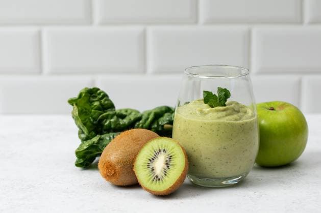 IMAGO Creative, Food, High Protein Frühstück Frischer grüner Smoothie mit Kiwi und Apfel auf weißem Hintergrund Fresh green smoothie with kiwi and apple on white background. Concept of detox, vegan food (License=RF) Copyright: xZoonar.com ViktoriiaxPopovax 23878411