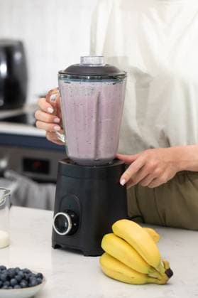IMAGO Creative, Food, High Protein Frühstück Zubereitung eines frischen Beeren-Smoothies in einer modernen Küche zur Inspiration für einen gesunden Lebensstil Making a fresh berry smoothie in modern kitchen setting for healthy lifestyle inspiration. Concept of detox and diet (License=RF) Copyright: xZoonar.com ViktoriiaxPopovax 23878416