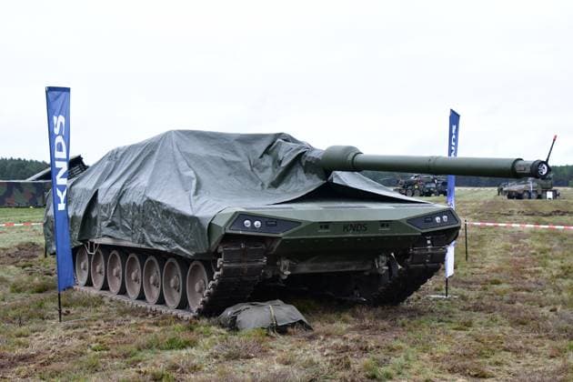 Dies ist ein Leopard 2A-RC 3.0 von KNDS. Dieser Prototyp oder auch Demonstrator genannt hat eine Besatzung von 3 Personen. Diese sitzen in der Wanne. Der Turm ist ohne Bestzung. KNDS ist ein deutsches Rüstungsunternehmen mit Sitz in München. Es ist aus der Firma KMW Kraus-Maffei-Wegmann hervorgegangen. Tag der offenen Tür der Bundeswehr auf dem Truppenübungsplatz Klietz in Sachsen-Anhalt Klietz Sachsen-Anhalt Germany *** This is a Leopard 2A RC 3 0 from KNDS This prototype or also called demonstrator has a crew of 3 people These sit in the hull The turret is without crew KNDS is a German defense company based in Munich It emerged from the company KMW Kraus Maffei Wegmann Open Day of the Bundeswehr at the military training area Klietz