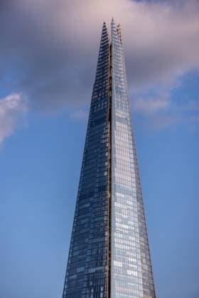 Creative Highlights World LONDON, UK - AUGUST 5, 2025 - Die Shard durchdringt den Londoner Himmel mit vorbeiziehenden Wolken LONDON, UK - AUGUST 5, 2025 - Glass facade of The Shard skyscraper in London under a cloudy sky (License=RF) Copyright: xZoonar.com ÊrikxLattweinx 23880878