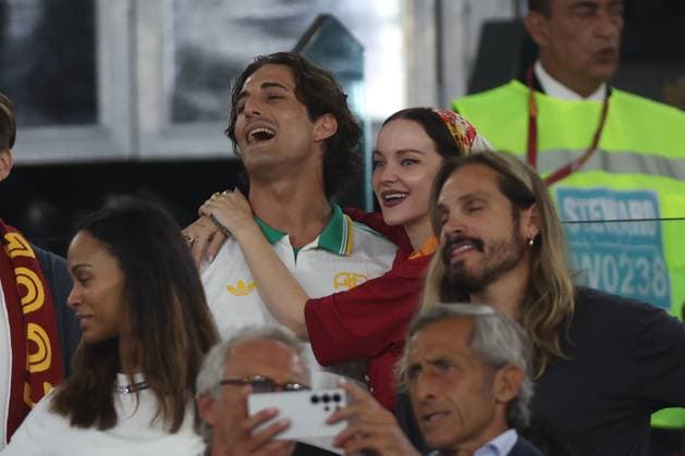 Rome, Italy, Italy: Rome, Italy - August 23, 2025: Damiano David and girl friend Dove Cameron on the stand during the Serie A Enilive 2025-2026 match day 1 between As Roma vs Bologna FC 1909 at Olympic Stadium in Rome. Rome Italy  - ZUMAp169 20250823_zea_p169_030 Copyright: xmarcoxiacobuccix