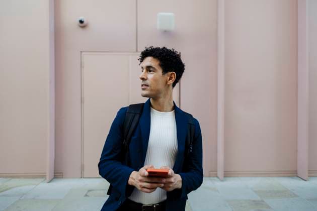 Creative Highlight Symbolbilder Businessman using smartphone looking away in front of pink wall model released, Symbolfoto, ASGF06802