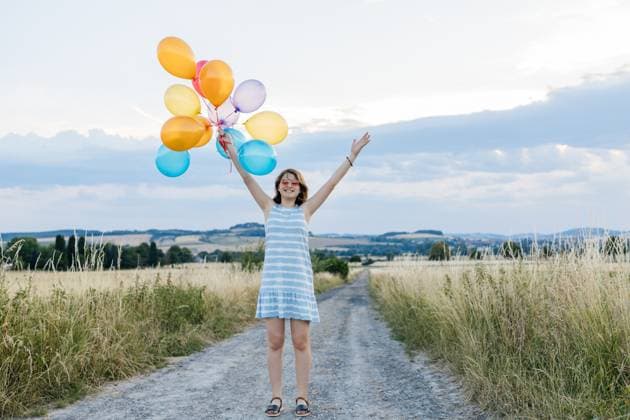 Creative Highlight Symbolbilder Girl holding colorful balloons in summer meadow with heart sunglasses model released, Symbolfoto, ELMF01190
