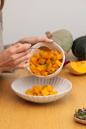 Frau bereitet Herbstsalat vor und legt gebackenen Kürbis in eine Schüssel. Gesunde und vegane Mahlzeit Frau bereitet Herbstsalat vor und legt gebackenen Kürbis in eine Schüssel. Gesunde und vegane Mahlzeit (License=RF) Copyright: xZoonar.com ViktoriiaxPopovax 23887083