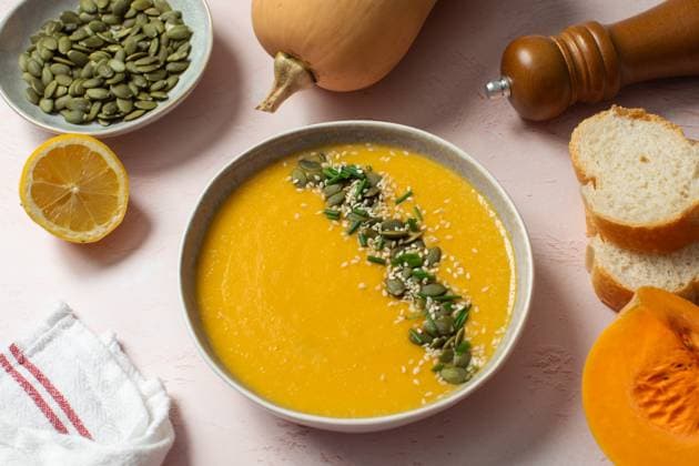 Leckere herbstliche Kürbissuppe, garniert mit Kernen und Schnittlauch für gemütliche Gemütlichkeit. Herbst-Menü. Leckere herbstliche Kürbissuppe, garniert mit Kernen und Schnittlauch für gemütliche Gemütlichkeit. Herbst-Menü. (License=RF) Copyright: xZoonar.com ViktoriiaxPopovax 23887148