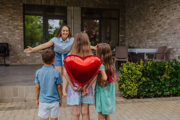 Mother receiving heart balloon surprise from kids outdoors model released, Symbolfoto property released, MDOF02983