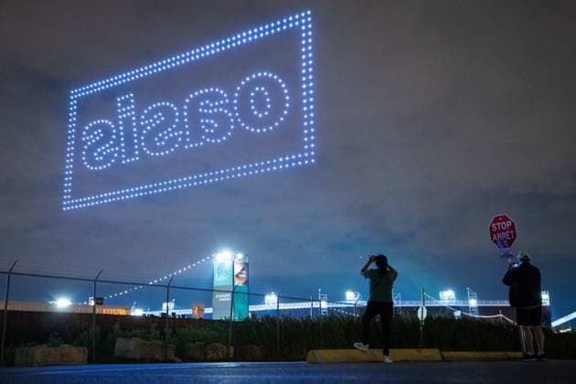 August 23, 2025, Toronto, On, Canada: People gather to watch a drone light show adverting a concert by the band Oasis, in Toronto on Saturday, August 23, 2025. Toronto Canada  - ZUMAc35_ 20250823_zaf_c35_137 Copyright: xArlynxMcadoreyx