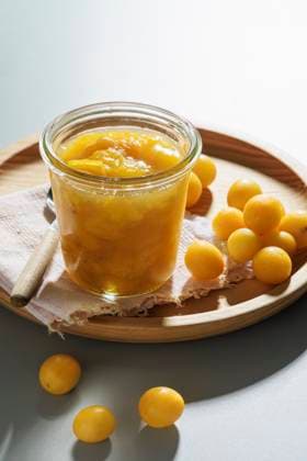 IMAGO Creative, Jahreszeit Sommer, Food, Pflaume Glass jar of homemade mirabelle plum compote with fresh yellow plums, EVGF04519