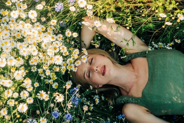 Creative Highlight Symbolbilder Woman in green dress relaxing in summer meadow with chamomile flowers model released, Symbolfoto, VSNF03746