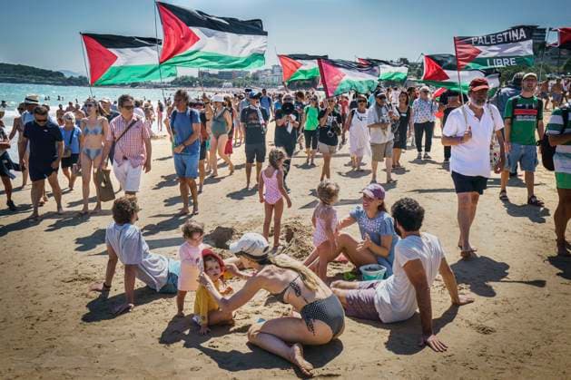 Propalestinian Demonstration In Santander City Beaches Against The War in Gaza Strip Participants of a pro-Palestinian demonstration march through the most touristic Spanish beaches with Palestinian flags in protest of the current Israeli actions in the Gaza Strip. Santander Cantabria Spain  Copyright: xCelestinoxArcex originalFilename: arce-propales250823_npWxD.jpg