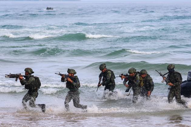 News Bilder des Tages Australia and Philippine continue biggest-ever military exercise ALON 25 amid tensions with China PALAWAN, PHILIPPINES - AUGUST 24: Filipino and Australian troops partake in the exercise of Combined and Joint Forcible Entry Operations, as part of the ongoing ALON 25 military exercise, at a beach in San Vicente, Palawan, Philippines, on August 24, 2025. The Australian-Filipino military exercise comes as Manila and Canberra have recently signed a statement of intent for enhancing future defense cooperation and military cooperation in the Indo-Pacific region. Daniel Ceng Anadolu Palawan Philippines. Editorial use only. Please get in touch for any other usage.  Copyright: x2025xAnadoluxDanielxCengx