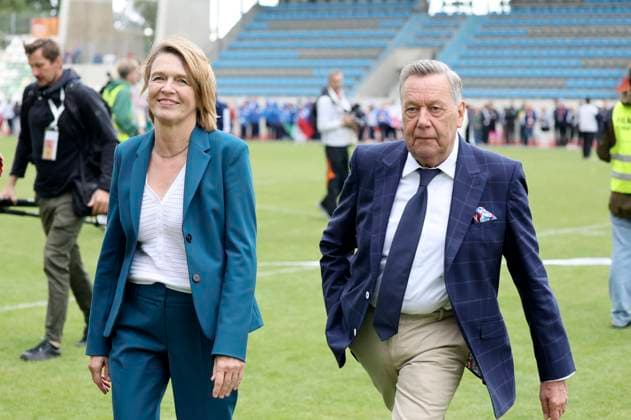 Elke Büdenbender und Roland Kaiser bei der Abschlussveranstaltung der 25. World Transplant Games 2025 im Heinz-Steyer-Stadion. Dresden, 23.08.2025 *** Elke Büdenbender and Roland Kaiser at the closing event of the 25 World Transplant Games 2025 in the Heinz Steyer Stadium Dresden, 23 08 2025 Foto:xM.xWehnertx xFuturexImagex transplant_5824