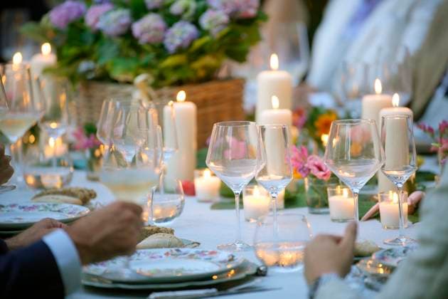 IMAGO Creative, Lifestyle, Feste im Garten #2 Guests enjoying a fancy dinner party with candles and wine glasses Elegant outdoor dinner party with candles illuminating the table and wine glasses ready for a toast Model Released DondykRiga_ID30951_1050467_002 Copyright: xLorenaxRigaxyxWilliamxDondykx