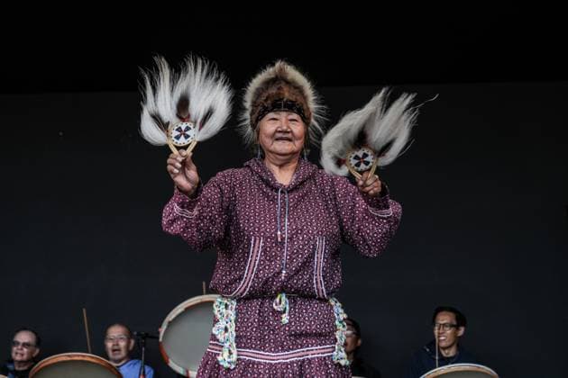 Historic Alaska State Fair ALASKA, UNITED STATES - AUGUST 23: An artist wearing traditional clothing performs during the Alaska State Fair in Palmer, Alaska, United States on August 23, 2025. The Alaska State Fair welcomes thousands of visitors this year. The fair, which was first held in 1936, continues to be one of the most established traditions of Alaska with a history of about 89 years. The event, held every year during the final days of the summer season in Palmer, showcases agriculture, animal husbandry, handicrafts and cultural elements of Alaska. The 2025 Alaska State Fair opened its doors on August 15 and will continue until September 1. The fair includes amusement park entertainments, antique tractor shows, horse riding competiti  Copyright: x2025xAnadoluxHasanxAkbasx