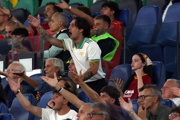 Rome, Italy - August 23, 2025: Damiano David and girl friend Dove Cameron on the stand during the Serie A Enilive 2025-2026 match day 1 between As Roma vs Bologna FC 1909 at Olympic Stadium in Rome.  Copyright: xmarcoxiacobuccix xipa-agency.netx xmarcoxiacobuccix IPA_Agency_IPA63112837