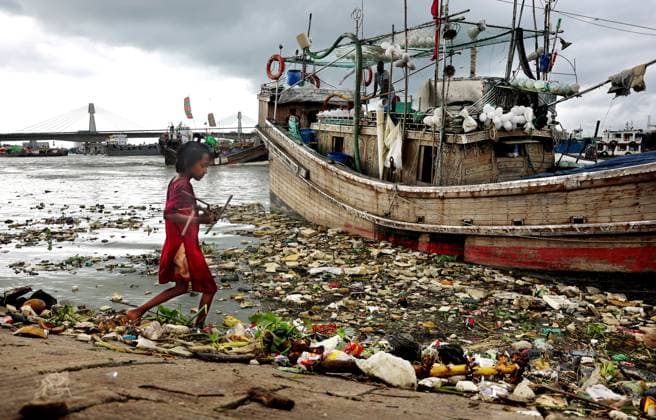 News Bilder des Tages August 24, 2025, Chattogram, Chaktai Canal, Bangladesh: The lifeline of the country, the Karnaphuli River, is severely polluted. Every day, plastic and polythene from households and markets in the city are being dumped into the river. A young girl is seen collecting recyclable materials from the waste. This pollution poses a serious threat to public health and biodiversity........Such waste neither decomposes nor melts, accumulating on the riverbed and disrupting the natural flow. The plastic and polythene in the river are breaking down into microplastics, which enter the bodies of fish and eventually reach humans through the food chain, posing a severe public health risk. Currently, layers of plastic are visible along both banks of the riv - ZUMAs308 20250824_zip_s308_014 Copyright: xMohammedxShajahanx