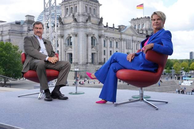 News Bilder des Tages ARD Sommerinterview mit Markus Soeder CSU Vorsitzender Markus Soeder gemeinsam mit Moderatorin Anna Engelke vor der Kulisse des Reichstagsgebaeude beim ARD Sommerinterview, Berlin, 24.08.2025 Berlin Berlin Deutschland *** ARD summer interview with Markus Soeder CSU Chairman Markus Soeder together with presenter Anna Engelke against the backdrop of the Reichstag building at the ARD summer interview, Berlin, 24 08 2025 Berlin Berlin Germany