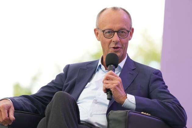 News Bilder des Tages Tag der offenen Tuer der Bundesregierung 2025 mit Bundeskanzler Merz Bundeskanzler Friedrich Merz (CDU) im Portrait mit Kamerablick auf der Buehne beim Dialog mit Besucherinnen und Besuchern beim Tag der Offenen Tuer der Bundesregierung 2025, Berlin, 24.08.2025 Berlin Berlin Deutschland *** Open Day of the Federal Government 2025 with Chancellor Merz Federal Chancellor Friedrich Merz CDU in portrait with camera view on stage during the dialog with visitors at the Open Day of the Federal Government 2025, Berlin, 24 08 2025 Berlin Berlin Germany