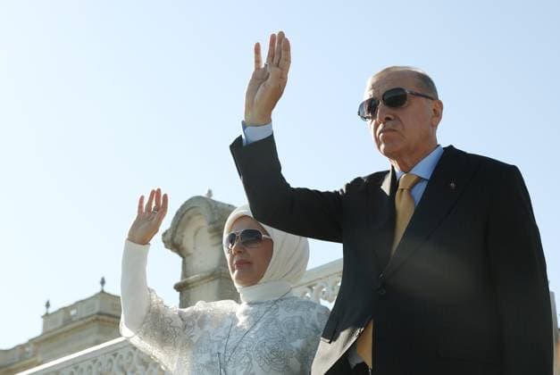 Turkish President Erdogan greet the ships passing through the Bosphorus as part of TEKNOFEST Blue Homeland ISTANBUL, TURKIYE - AUGUST 24: (----EDITORIAL USE ONLY - MANDATORY CREDIT - TURKISH PRESIDENCY MUSTAFA KAMACI HANDOUT - NO MARKETING NO ADVERTISING CAMPAIGNS - DISTRIBUTED AS A SERVICE TO CLIENTS----) Turkish President Recep Tayyip Erdogan and his wife Emine Erdogan greet Turkish Navy passing through the Bosphorus as part of TEKNOFEST Blue Homeland in Dolmabahce in Istanbul, Turkiye on August 24, 2025. TUR Presidency Mustafa Kamaci Anadolu Istanbul Turkey. Editorial use only. Please get in touch for any other usage.  Copyright: x2025xAnadoluxTURxPresidency MustafaxKamacix