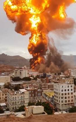 News Bilder des Tages (250824) -- SANAA, Aug. 24, 2025 () -- This screenshot taken from a video by cellphone shows flame and smoke rising during airstrikes in Sanaa, Yemen, Aug. 24, 2025. Israeli warplanes launched a wave of airstrikes on Yemen s capital Sanaa on Sunday, targeting government and military sites, Houthi-run al-Masirah television reported. () YEMEN-SANAA-ISRAEL-AIRSTRIKES Xinhua 