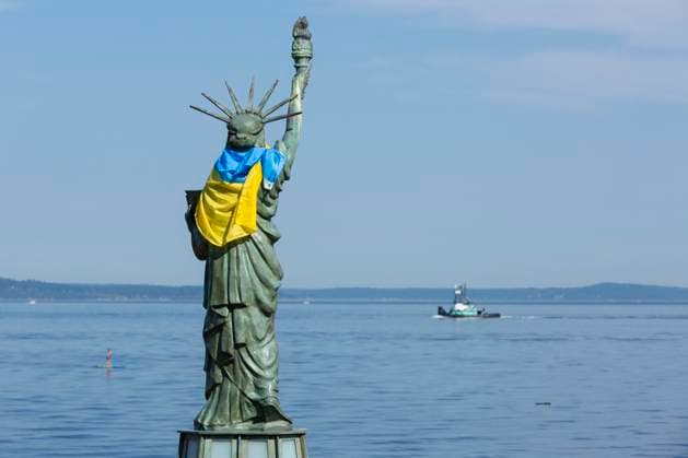 News Bilder des Tages August 24, 2025, Seattle, Washington, U.S: The Statue of Liberty statue is draped in the flag of Ukraine as a small group of supporters gather at Statue of Liberty Plaza in Seattle for a Ukraine Freedom Rally on the 34th Anniversary of UkraineÃ¢â‚¬â ¢s Independence on August 24, 2025. Seattle U.S - ZUMAg235 20250824_zap_g235_009 Copyright: xPaulxChristianxGordonx