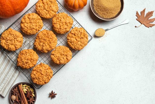 Hausgemachte Kürbisgewürzkekse Homemade Pumpkin Spice Cookies on white background, top view, copy space. Seasonal autumn recipe - marble pumpkin cookies. (License=RF) Copyright: xZoonar.com OksanaxBratanovax 23904521