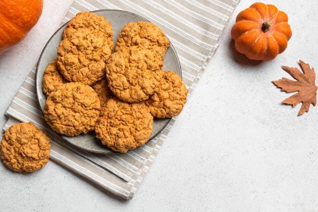 Hausgemachte Kürbisgewürzkekse Homemade Pumpkin Spice Cookies on white background, top view, copy space. Seasonal autumn recipe - marble pumpkin cookies. (License=RF) Copyright: xZoonar.com OksanaxBratanovax 23904542