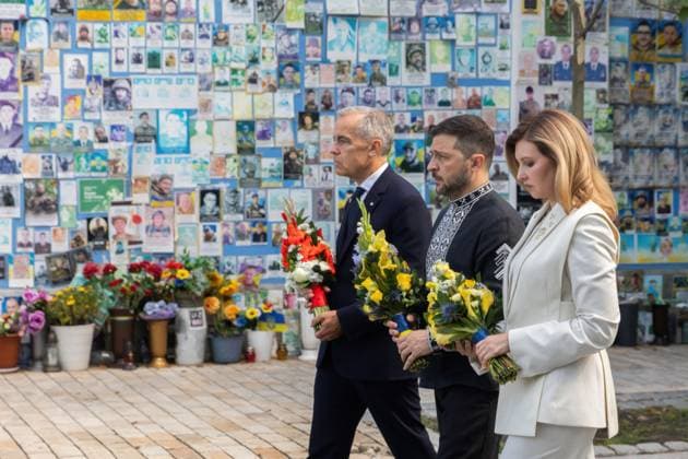 August 24, 2025, Kyiv, Ukraine: Canadian Prime Minister Mark Carney, left, Ukrainian President Volodymyr Zelenskyy, and Olena Zelenska, right, place flowers at the Memory Wall of Fallen Defenders, August 24, 2025 in Kyiv, Ukraine. Carney was a guest for Ukrainian Independence Day celebrations and pledged billion Canadian Dollars of military aid. Kyiv Ukraine - ZUMAp138 20250824_zaa_p138_050 Copyright: xUkrainexPresidency UkrainianxPrex
