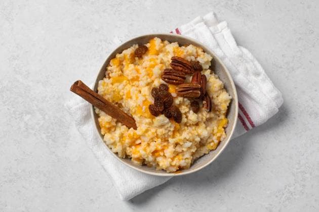 Reis-Hirse-Brei mit Kürbis und Zimt. Gesundes Frühstück Rice millet porridge with pumpkin and cinnamon. Breakfast concept. (License=RF) Copyright: xZoonar.com ViktoriiaxPopovax 23899674