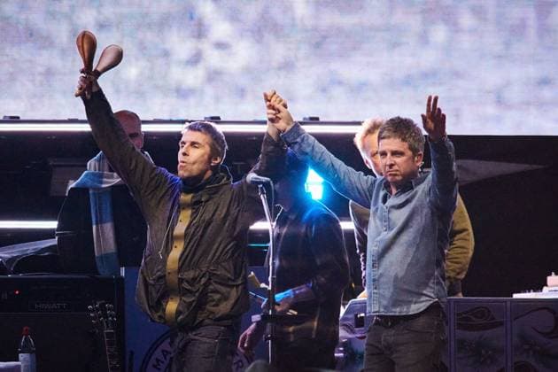 August 24, 2025, Toronto, On, Canada: Liam Gallagher (left) and Noel Gallagher of Oasis walk onstage together during their reunion tour in Toronto, on Sunday, Aug. 24, 2025. Toronto Canada  - ZUMAc35_ 20250824_zaf_c35_242 Copyright: xSammyxKoganx