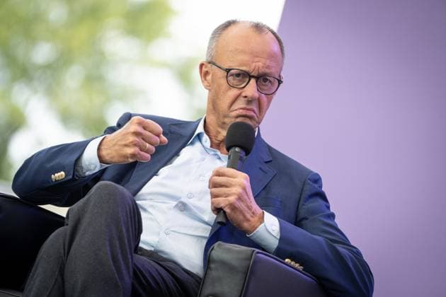 Bundeskanzler Friedrich Merz beim Tag der offenen Tür der Bundesregierung im Bundeskanzleramt - Bürgerdialog auf der Bühne;Bundeskanzler Friedrich Merz beim Tag der offenen Tür der Bundesregierung im Bundeskanzleramt - Bürgerdialog auf der Bühne, Berlin Berlin Deutschland Bundeskanzleramt *** Federal Chancellor Friedrich Merz at the Open Day of the Federal Government in the Federal Chancellery Citizens Dialogue on stage Federal Chancellor Friedrich Merz at the Open Day of the Federal Government in the Federal Chancellery Citizens Dialogue on stage, Berlin Berlin Germany Federal Chancellery