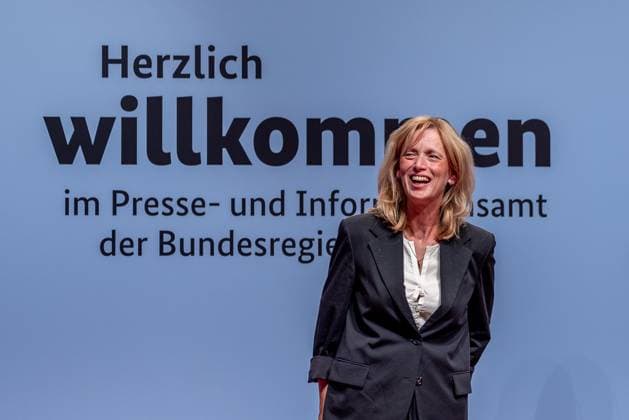 Tag der offenen Tür 2025 der Bundesregierung, Berlin, 24.08.,2025 Karin Prien, Bundesministerin für Bildung, Familie, Senioren, Frauen und Jugend, bei der Verabschiedung nach dem Talk Generationengerechtigkeit, Altern und Pflege im Bundespresseamt am Tag der offenen Tür der Bundesregierung. Die Ministerin zeigt sich dabei gut gelaunt und nahbar. Berlin Berlin Deutschland *** Federal Government Open Day 2025, Berlin, 24 08 ,2025 Karin Prien, Federal Minister of Education, Family Affairs, Senior Citizens, Women and Youth, at the farewell after the talk on intergenerational justice, ageing and care at the Federal Press Office on the Federal Government Open Day The Minister is in a good mood and approachable Berlin Berlin Germany 20250824-286A7261-M4000