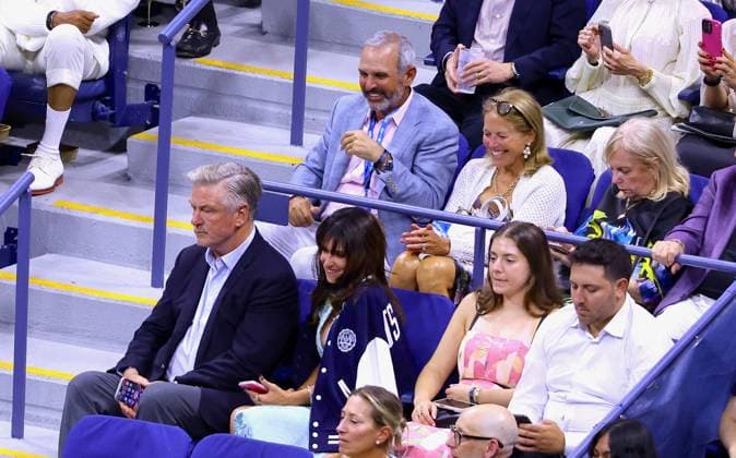 US Open - Celebs In The Stands Katie Kouric with her husband and Alec Baldwin attend the US Open during the Novak Djokovic vs Learner Tien game in New York on August 24, 2025. Photo by Dylan Travis ABACAPRESS.COM New York City NY United States  Copyright: xDylanxTravis ABACAx
