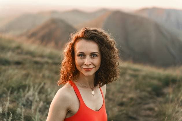 Portrait of woman with curly hair against the background of mountains Andreevka, Orenburg Oblast, Russia CR_LQBD250820-1809180-01 ,model released, Symbolfoto