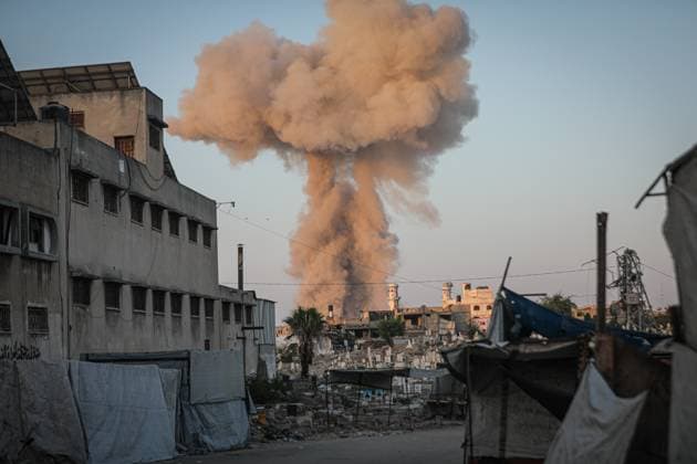 Smoke rises after Israeli army attacks residential areas in Gaza GAZA CITY, GAZA - AUGUST 25: Smoke and dust rise over residential areas after the Israeli army demolishing houses with explosives in its attacks on the on ez-Zeytun and Sabra neighborhood in southern Gaza City, Gaza on August 25, 2025. Hamza Z. H. Qraiqea Anadolu Gaza City Gaza. Editorial use only. Please get in touch for any other usage.  Copyright: x2025xAnadoluxHamzaxZ.xH.xQraiqeax