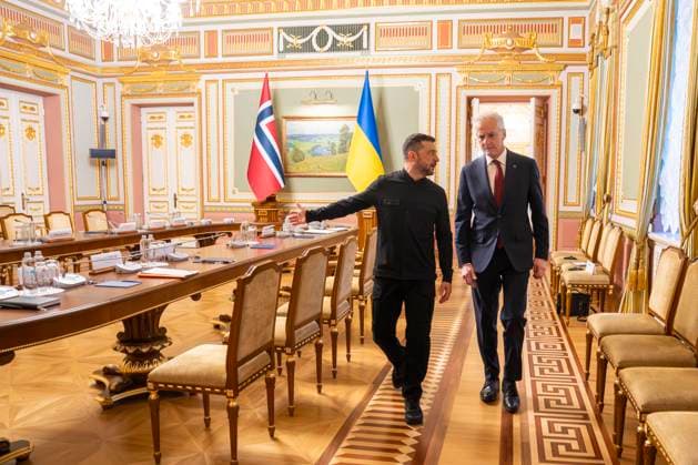 Store i Ukraina Kyiv, Ukraina 20250825. Statsminister Jonas Gahr Store moter president Zelenskyj for politiske samtaler i Mariinskyi palasset. Besoket kommer i stand etter en invitasjon som Store fikk fra president Zelenskyj tirsdag forrige uke. Det er fjerde gang Store besoker Ukraina siden invasjonskrigen startet. Besoket kommer dagen etter at Ukraina feiret sin uavhengighetsdag. Foto: Heiko Junge NTB Ukraina Kyiv GQRZArZIX1c EDITORIAL USE ONLY Ref:_BNC_POLGQRZArZIX1c.jpg *** Store in Ukraine Kyiv, Ukraine 20250825 Prime Minister Jonas Gahr Store meets President Zelenskyi for political talks at Mariinskyi Palace The visit follows an invitation that Store received from President Zelenskyi on Tuesday last week It is the fourth t  Copyright: xHeikoxJungex xNTBx